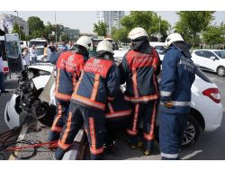 Otomobilde Sıkışan Sürücüyü İtfaiye Kurtardı