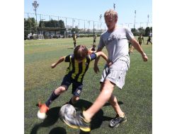 Dirk Kuyt Fenerbahçe Spor Okulları Öğrencileriyle Bir Araya Geldi