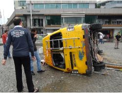 Polis Ve Canlı Yayın Araçlarını Parçaladılar