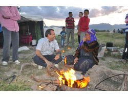 Mevsimlik İşçiler, Kaymakam, Emniyet Müdürü Ve Komutanla Birlikte Halay Çekti