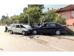 Akyazıda Trafik Kazası: 2 Yaralı