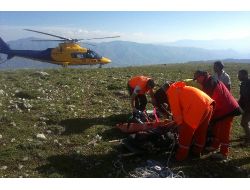 Yaylada Üzerine Yıldırım Düşen Çoban Helikopterle Hastaneye Kaldırıldı
