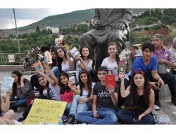Tunceli’de Liseli Öğrencilerden Taksim’e Kitaplı Destek