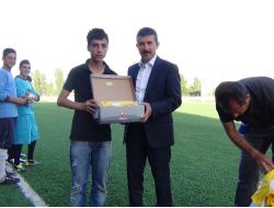 Hasköy Kaymakamlığı Öğrencilere Spor Malzemesi Dağıttı