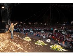 Uluslararası Folklor Festivalinin İlk Gününde Rafet El Roman Sahne Aldı