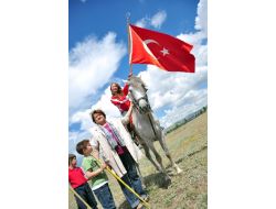 Erzurum’da Kadın Atlı Cirit Takımı Kuruldu