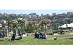 Sıcaktan Bunalan İzmirliler Gölgelik Alanlarda Serinliyor