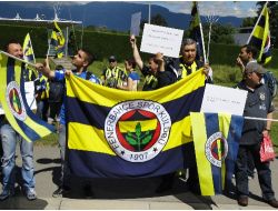 Taraftarlar Uefa Binası Önünde Toplandı