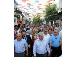 Bu Caddeyi Şemsiyeler Gölgeliyor