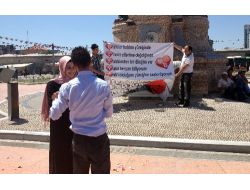 Taksim’de Pankartlı Evlilik Teklifi