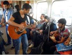 Metro Vagonunda Canlı Konserle Yolculuk