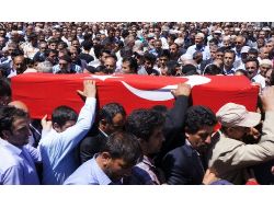 Kalp Krizinden Ölen Polis Memuru Erzurumda Toprağa Verildi