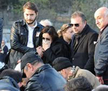 Özgüyü eski sevgilileri yalnız bırakmadı