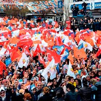 Toprağa gömülü el bombaları çıktı