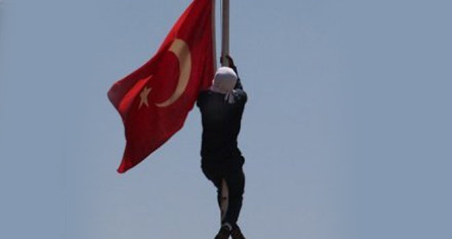 Türk bayrağını indiren şahıs yakalandı