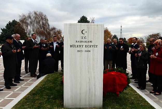 Ecevit ölümünün 8nci yılında kabri başında anıldı