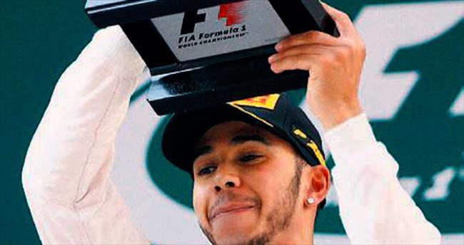 Lewis Hamiltona yaylım ateşi