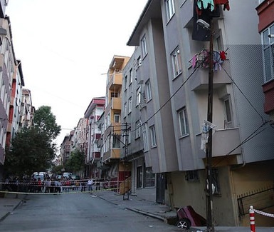 Gaziosmanpaşa’da 5 katlı bina yan yattı
