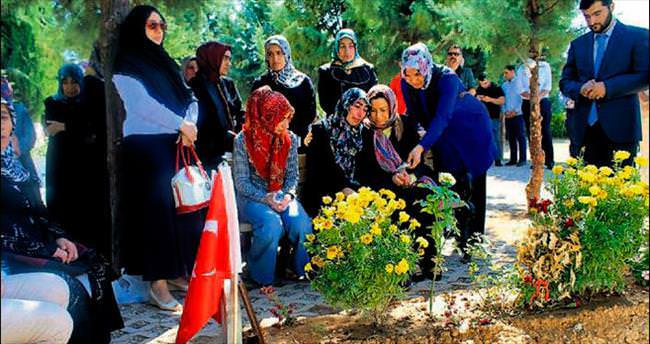 Şehitliklerde buruk bayram