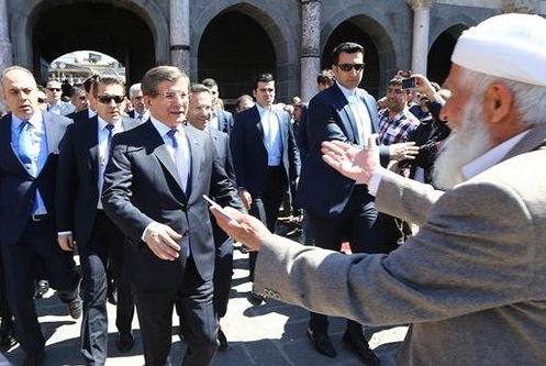 Davutoğluna Surda yoğun ilgi