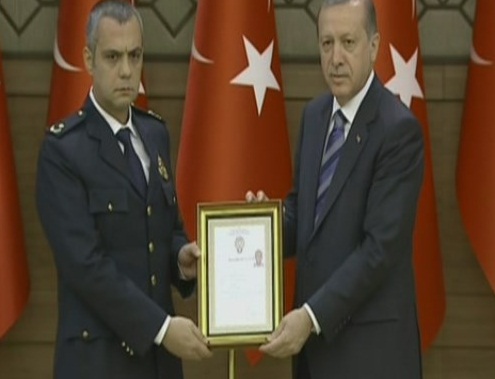 Erdoğandan kahraman polis müdürüne ödül