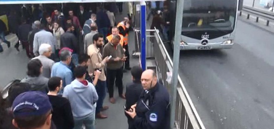 Metrobüs durağında korkutan patlama