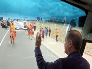 Erdoğan’ı atlılar karşıladı!