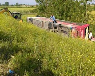 Geliboluda tur otobüsü devrildi