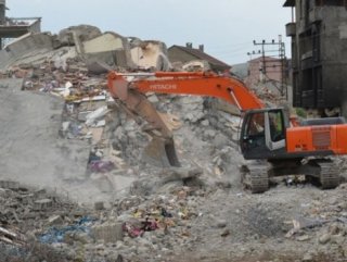 Yüksekovadaki hasar gören binaların yıkımı başladı