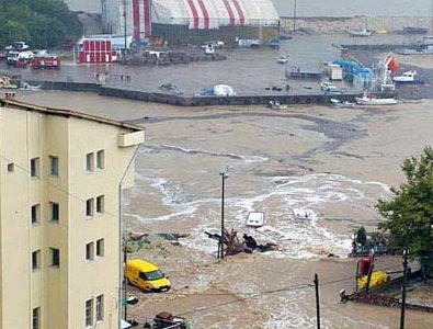 Sağanak yağmur, Bartın’da sele yol açtı!