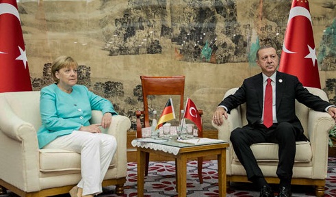 Merkel Erdoğanın önünde diz çöktü!