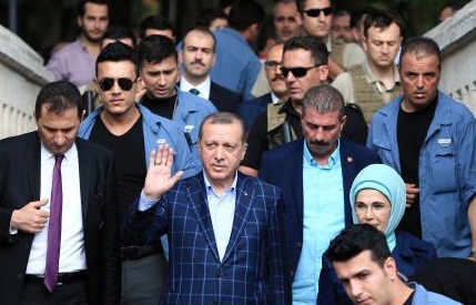 Cumhurbaşkanı Erdoğan ve eşinden kabir ziyareti