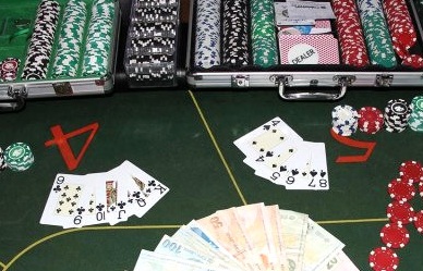 Konya'da kumar oynayan 8 kişiye 9 bin 800 lira ceza