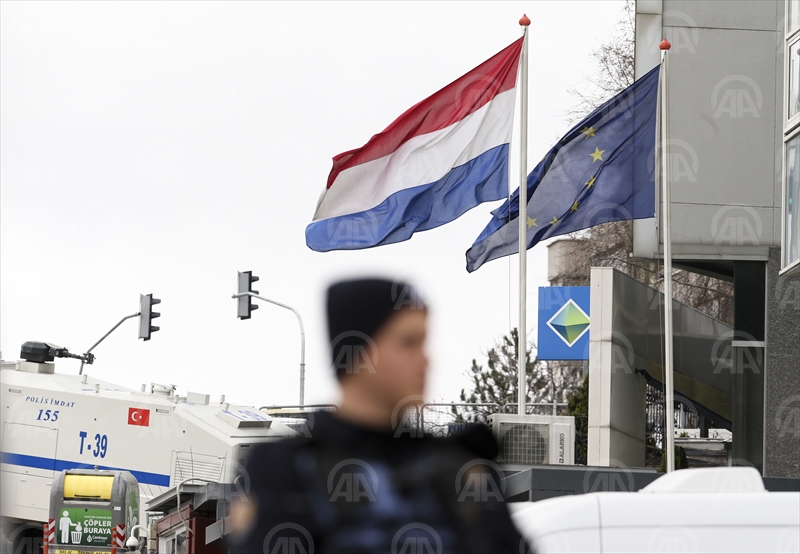 Hollandanın skandal tavrına tepkiler