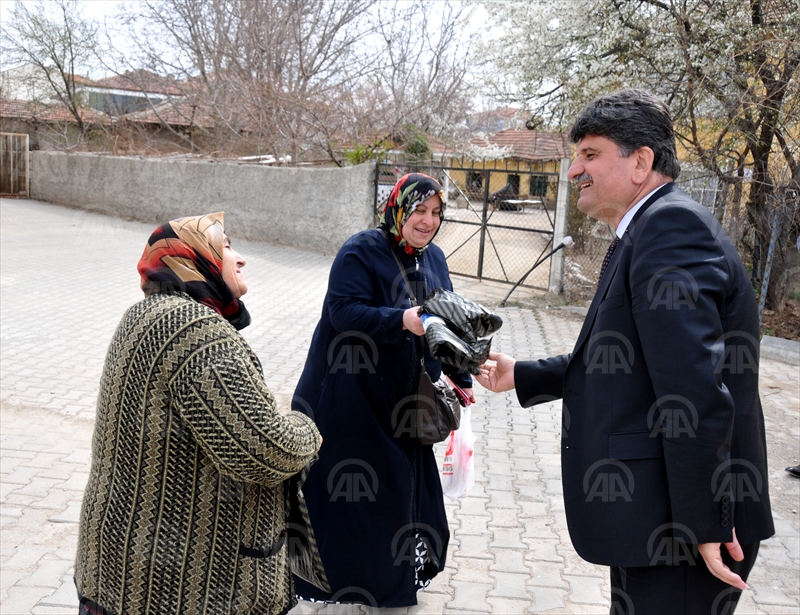 Belediye kandil nedeniyle seccade dağıttı