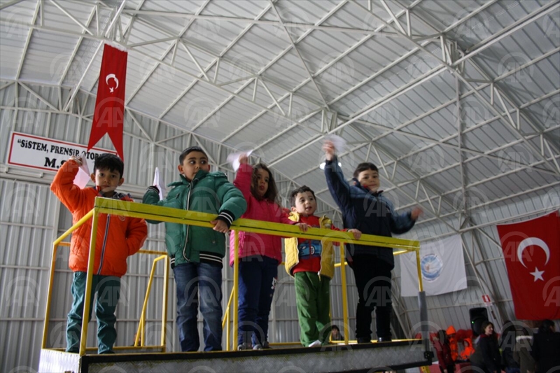 Çocuklar kağıttan uçaklarlarla yarıştı