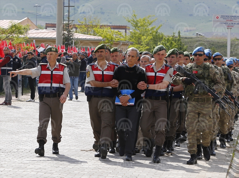 Çatı Davanın sanıkları duruşma salonuna götürülüyor