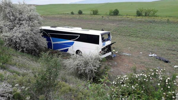 Otobüs şarampole yuvarlandı