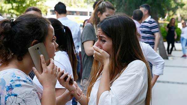 Depremin ardından herkes can havliyle sokağa koştu