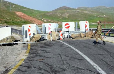 Giriş çıkışlar tutuldu! Askerler uluslararası yolu kapattı