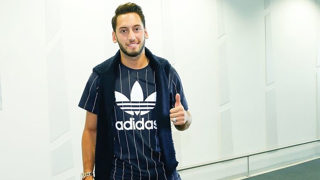 Hakan Çalhanoğlu resmen Milanda...