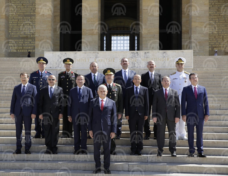 YAŞ üyeleri Anıtkabiri ziyaret etti