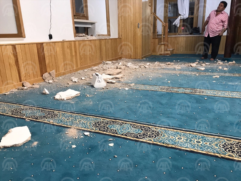 Konyada caminin tavan sıvası çöktü