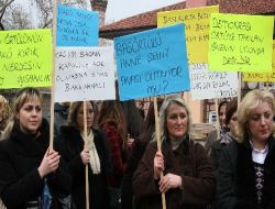 Yasağa Tepki Gösteren Başı Açık Kadınlar: Kurtuluş Savaşında Başörtülü Analarımız Top Taşımadı Mı?