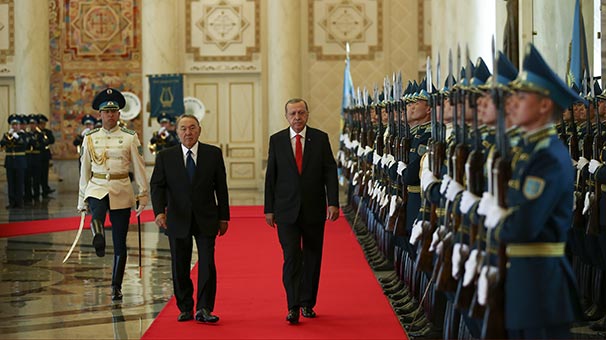 Erdoğan, Nazarbayev tarafından resmi törenle karşılandı