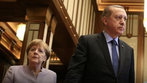 Alman gazeteden Merkele sert eleştiri