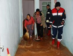 Turgutlunun Çepnidere Köyünde Dere Taştı, Birçok Ev Ve Ağılı Su Bastı