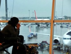 İstanbulda yağmur hava ulaşımını olumsuz etkiliyor