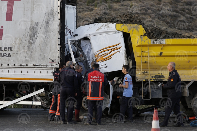 Başkentte kamyonla tır çarpıştı: 1 ölü