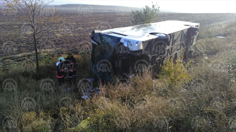 Ankarada yolcu otobüsü devrildi